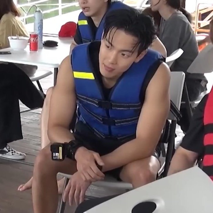 nunugomy's tweet photo. this is not a boyfriend this is a whole husband https://t.co/6ltoH9f2Cx