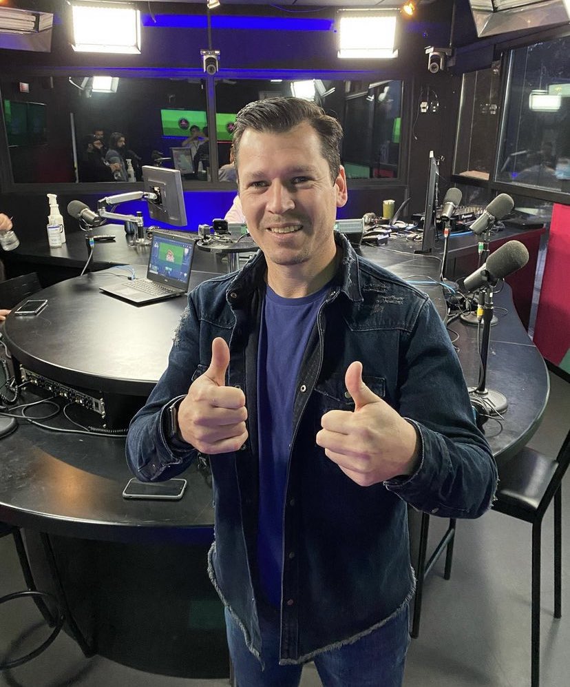 oBolaNasCostas's tweet photo. Chega mais que o Anderson Polga é o convidado de hoje do Bola Nas Costas 😎

Acompanhe a gente no @rede_atlantida ou em Lives Atlântida no YT 💻. https://t.co/DSjru3xA3R