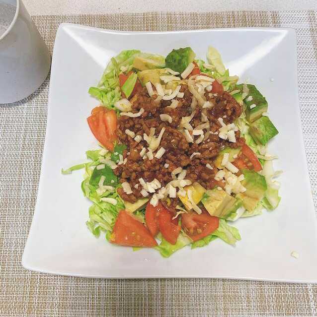 𓍯 よるごはん

オートミールのタコライス風 𓂅𓎩�
･
アボカドとトマトとキャベツとにんにくで元気元気 𓀤𓀤𓂃
少しコチュジャンを入れて甘辛っぽくしたらめちゃ美味しかったです🌶
･