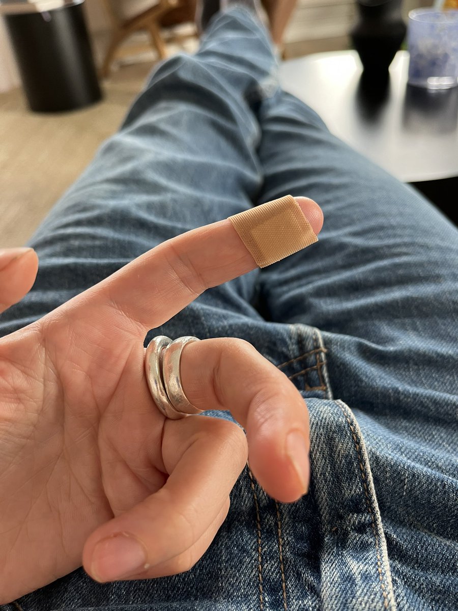 linnyngvesson's tweet photo. Jag vet inte vad som är värst, att min kille i äkta Breaking Bad-pundarpar med stulen ATM-anda KLÄMDE mig under vårt kyl och frys. Eller att den ferrrrrutansvärda smärtan bara resulterade i det här: https://t.co/QpSW01Msmi