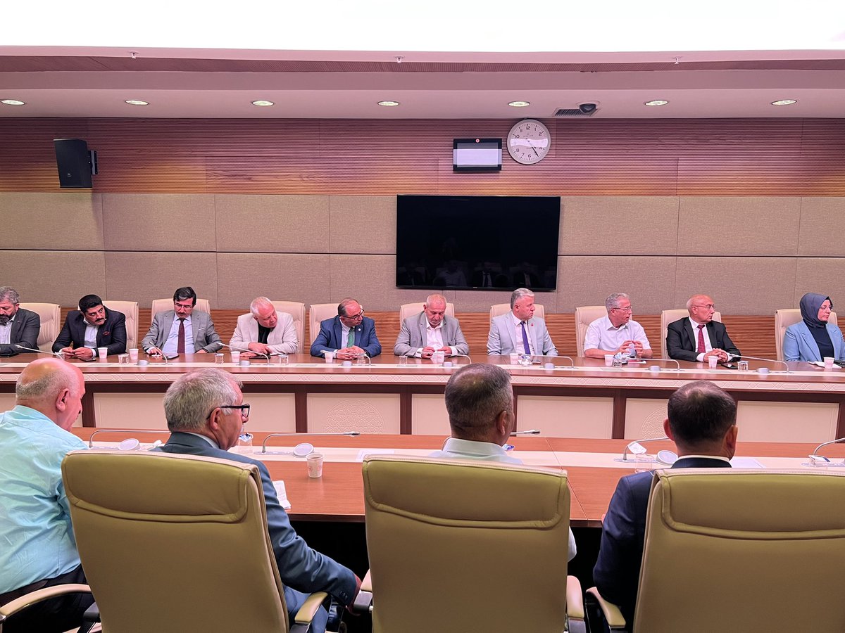 Dışişleri Komisyonu Başkanımız Sn. <a href="/fuatoktay/">Fuat Oktay</a>, Grup Başkanvekilimiz Sn. <a href="/leylasahinusta/">Dr. Leyla Şahin Usta 🇹🇷</a> ve AK Parti Ankara Milletvekillerimizle birlikte Ankara’daki İl Federasyon Dernek Başkanlarını Gazi Meclisimizde ağırladık. Ziyaretlerinden dolayı kıymetli dernek başkanlarımıza teşekkür