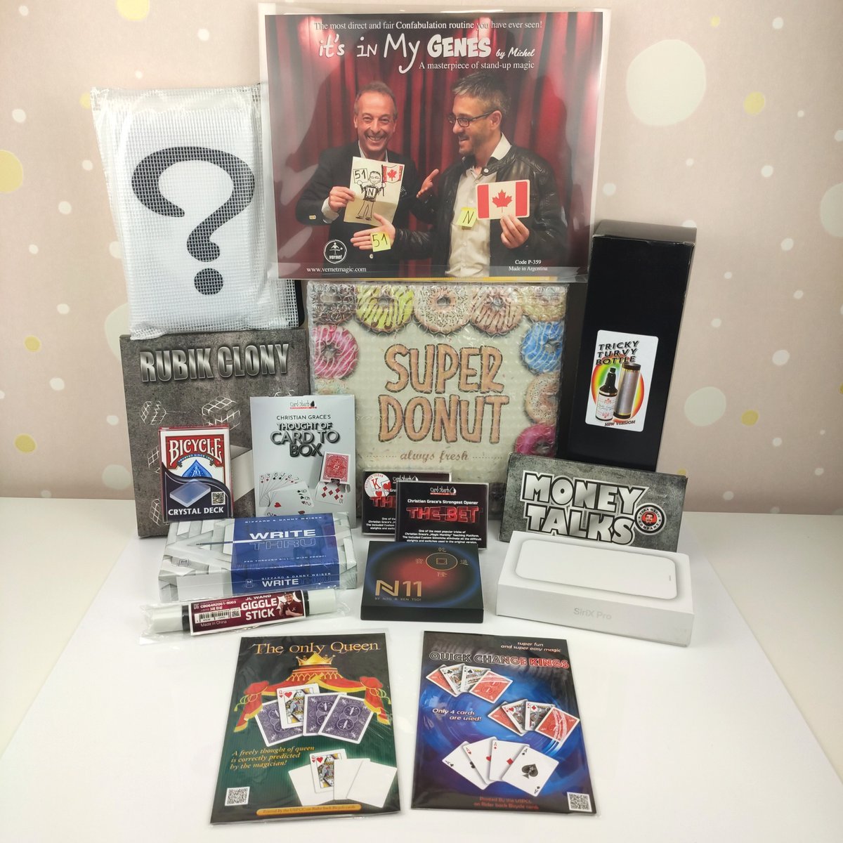 TiendaMagia's tweet photo. 🤩 ¡Novedades mágicas! 🙌 La Apuesta, Carta Pensada al Estuche, Está en Mis Genes, Envelope Opener, Write-Thru, N11, SiriX Pro, Clonado de Cubos Rubik, Money Talks, Cambio Rápido de Reyes, La Única Reina, Botella al Revés y Baraja de Cristal 👉 https://t.co/5dwYAAFLNW 👈 https://t.co/yyG4LWZ7ML