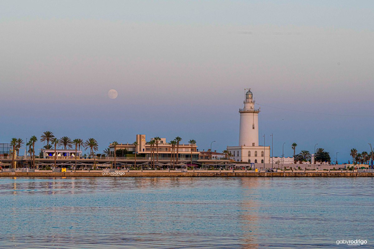 aDanielPerez's tweet photo. La luz de #Málaga, nuestra #Farola, es declarada hoy Bien de Interés Cultural (BIC) por el gobierno de @sanchezcastejon. Una de nuestras más valiosas señas de identidad que embellece la bahía y cuenta con más de 200 años de historia. Defenderemos siempre nuestro horizonte ❤️ https://t.co/DbA9FlIvKP