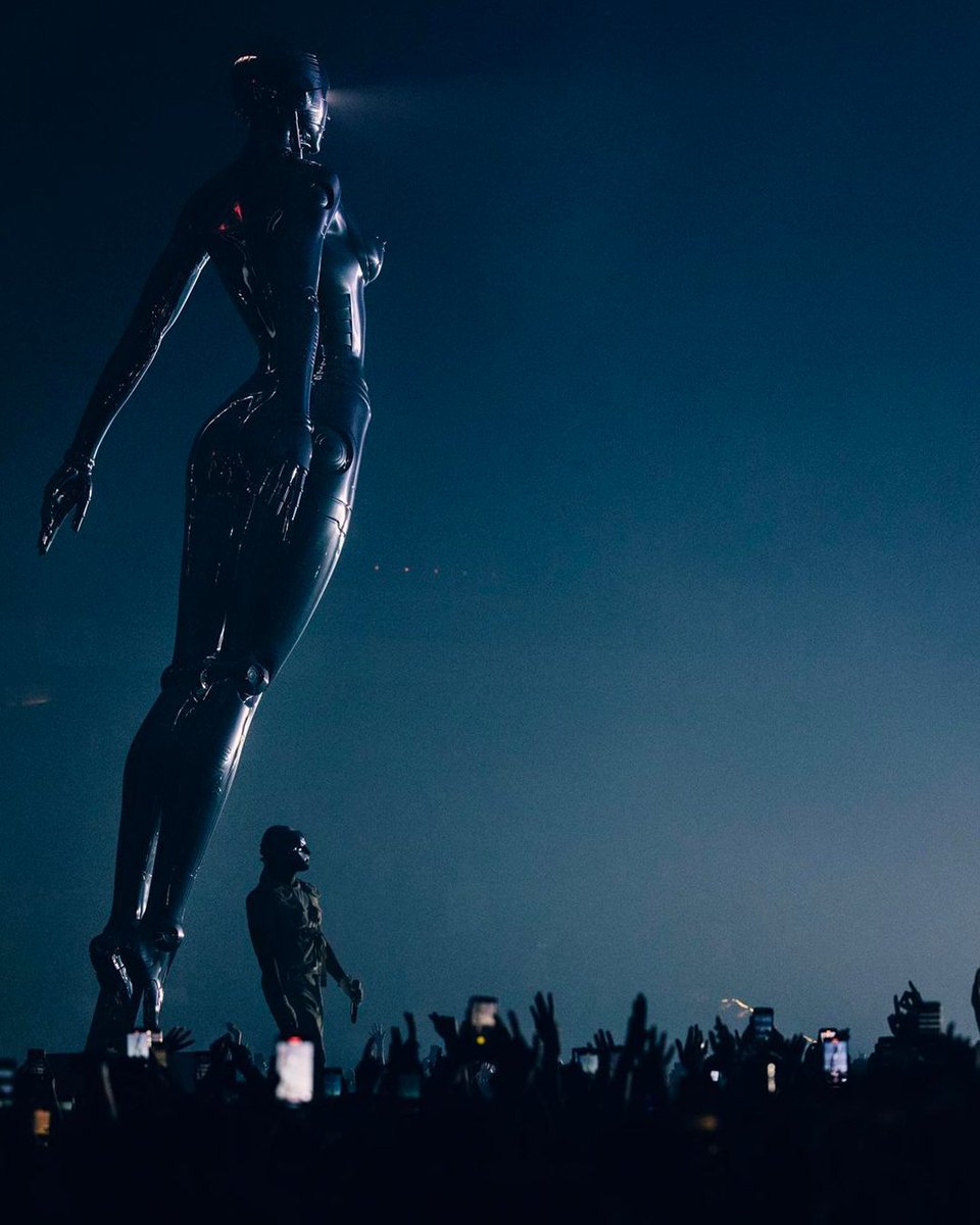 viewsfrance's tweet photo. Les statues inspirées par Hajime Sorayama pour la tournée européenne de The Weeknd ✨ https://t.co/Ho9sxk5vCE