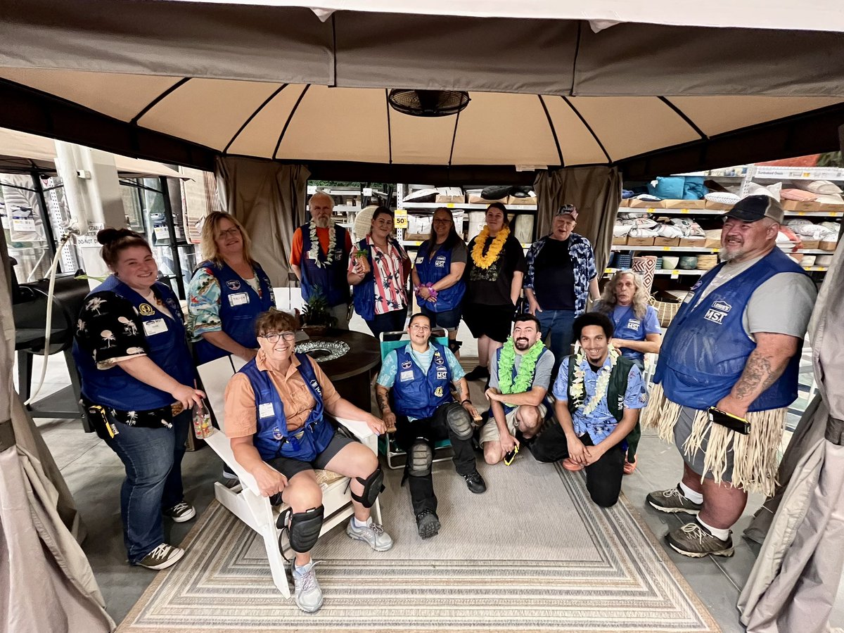EssPerez1989's tweet photo. Happy 2nd day of #MSTAppreciationWeek 🥳#MerchandisingBrain 🧠 #HawaiianShirtDay 🌺 #BlueBoxR1 @GallianoScott @MYoungsonLowes @CrystalNeels https://t.co/zNtVv4MBkK