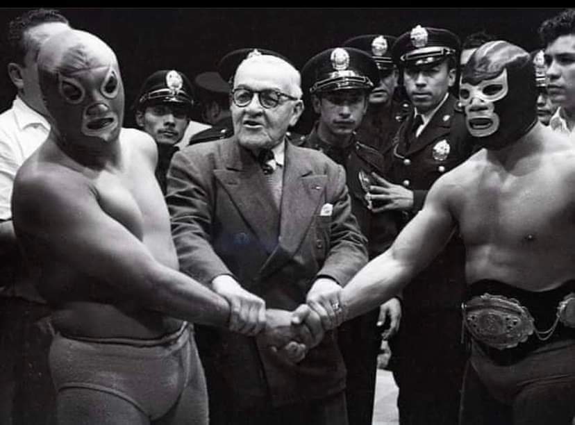 vmpenilla's tweet photo. La famosa foto del #Desden
#UnDíaComoHoy pero de 1953, #BlueDemon derrotaba con autoridad a El #Santo, para convertirse en nuevo #Campeón #Mundial Welter de la #NWA en la Arena Coliseo.
Al final se dieron la mano como profesionales. https://t.co/gnwBEd5nAI