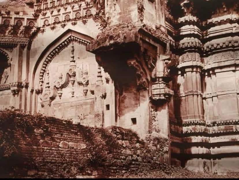 Pradeepthakur_4's tweet photo. १०० करोड़ लोगों के धैर्य की परीक्षा मत लो चंद्रचूड़ । यह है मंदिर का अंदर का हिस्सा । इसके लिये कोई खुदाई नहीं करनी है । एक बिलियन जनसंख्या के धैर्य का बांध यदि टूटेगा तो कोई नहीं बचेगा । तुम्हारे इकोसिस्टम को पानी देने वाला भी कोई नहीं बचेगा । ना रहेगा बांस ना बजेंगी बसुरी !! https://t.co/AgbtWUBEZn