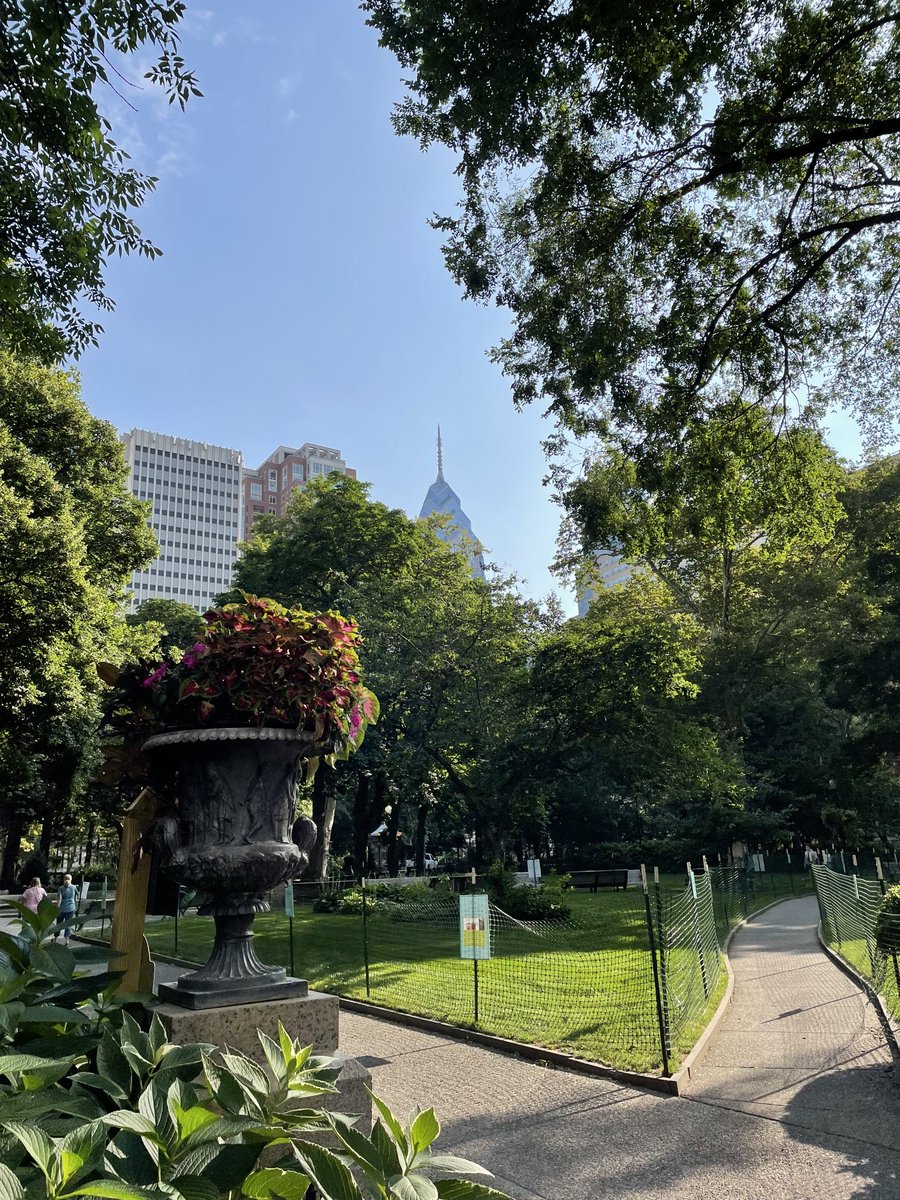 Beautiful morning for a walk in the park #RittenhouseSquare #Philly ⁦@6abc⁩ ⁦@CecilyTynan⁩ ⁦@6abcadamjoseph⁩ ⁦@Brittany_Boyer⁩ ⁦@aliciavitarelli⁩ ⁦@SamChampion⁩ ⁦@GMA⁩ ⁦@TheArtsInPhilly⁩