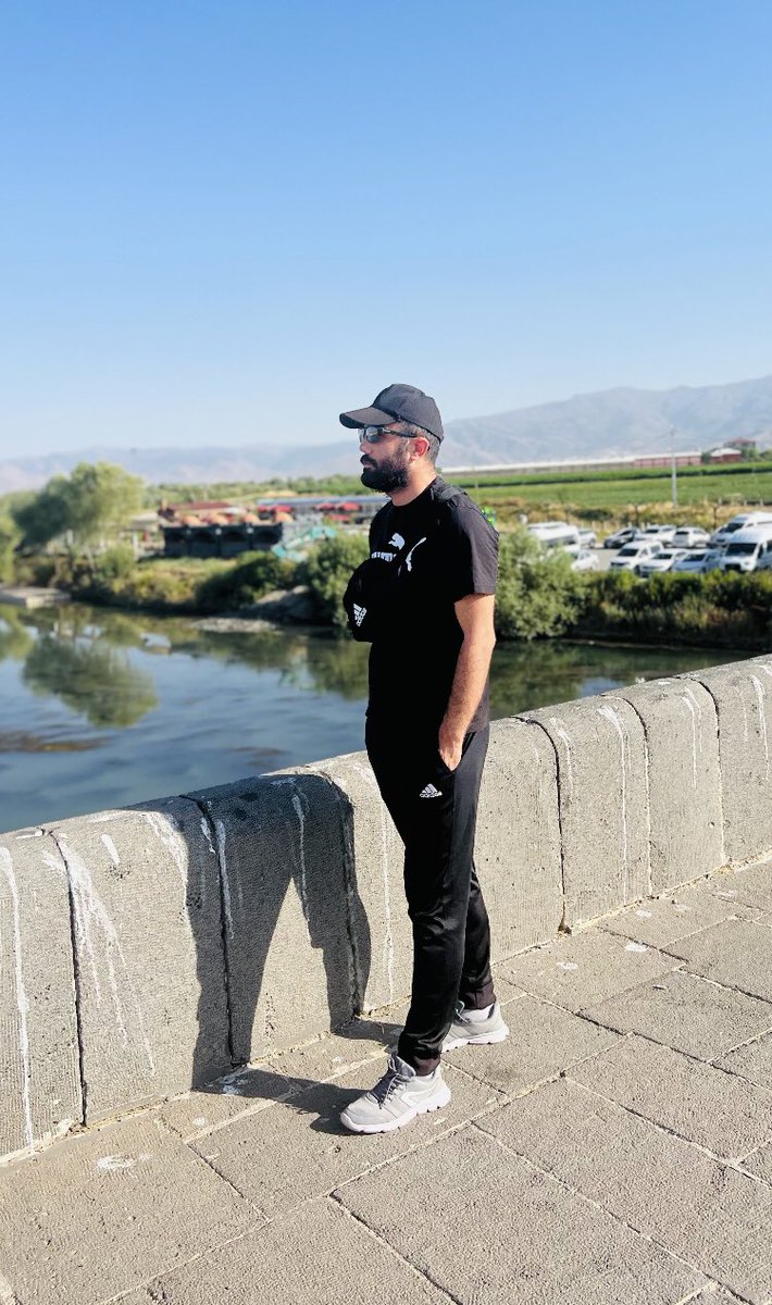 “ Günün birinde son yemeğini yiyip, son çiçeğini koklayıp, bir arkadaşına son kez sarılacaksın. Son kez olduğundan haberin olmayacak. O yüzden, sevdiğin her şeyi tutkuyla yapmalısın. Kalan yıllarının kıymetini bilmelisin çünkü devamı yok.”