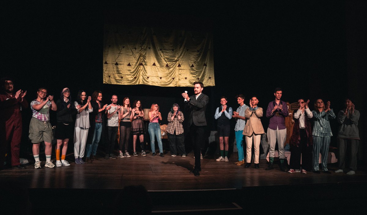 Wieder einmal findet eine Projektphase ihr Ende. 
Vielen Dank an alle Mitwirkenden und an ein grandioses Publikum, ihr wart spitze 💜

Damit verabschieden wir uns vom Theater-Semester 2023 und von "Edna Bricht Aus", es war mir eine Freude. 🧩💙
~ Silas Becker, Regie