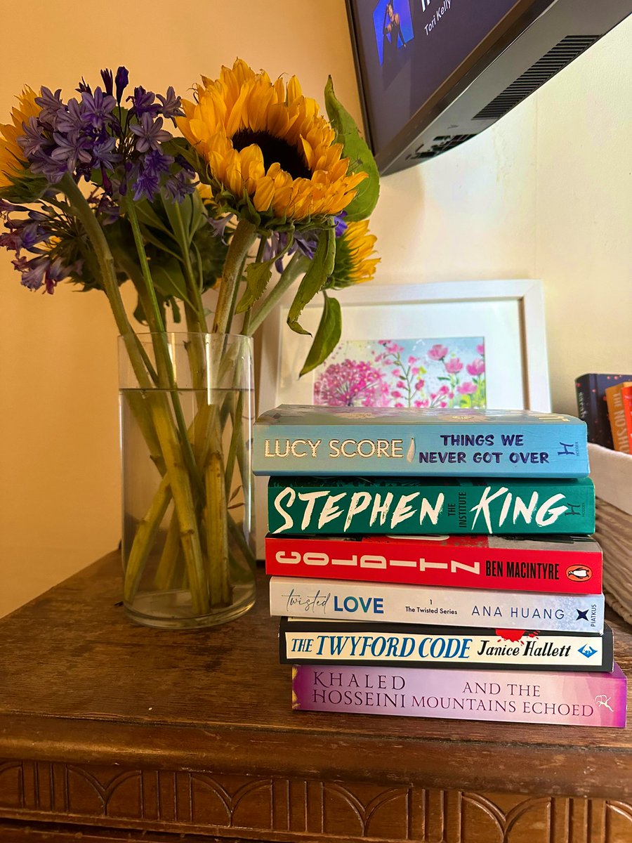 MissSLBishop's tweet photo. Ambitious amount of reading for a 6 day all inclusive? 😂🤷🏼‍♀️ https://t.co/AyBWLg3hHN