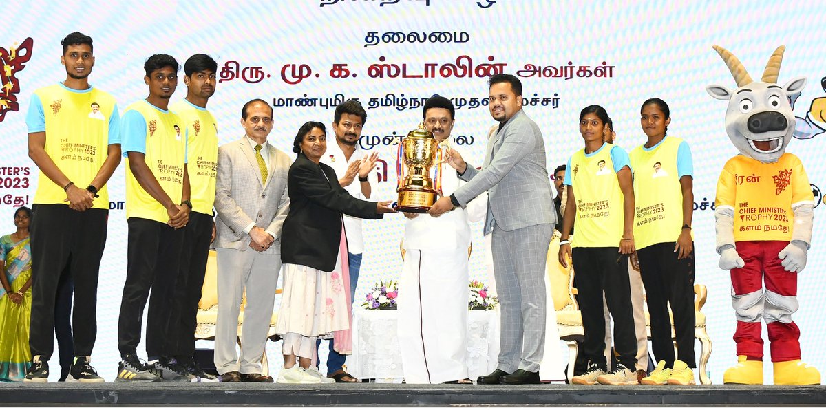 சென்னை, ஜவஹர்லால் நேரு உள் விளையாட்டரங்கத்தில் நடைபெற்ற “முதலமைச்சர் கோப்பை – 2023” மாநில அளவிலான போட்டிகள் நிறைவு விழாவில், அதிக பதக்கங்களை வென்று பதக்கப் பட்டியலில் இரண்டாம் இடம் பெற்ற செங்கல்பட்டு மாவட்ட அணிக்கு, பரிசுக் கோப்பையை செங்கல்பட்டு மாவட்ட ஆட்சித் தலைவர் திரு.
