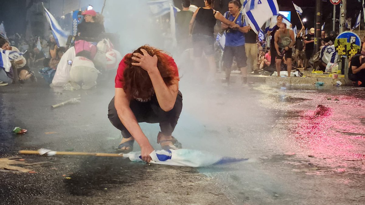EranElinav's tweet photo. עלי שאני בחור די קשוח. התמונה הזו הצליחה לשבור לי את הלב לחתיכות.

ערן, בן זוגה של הילה. https://t.co/eZqvIVWj7n