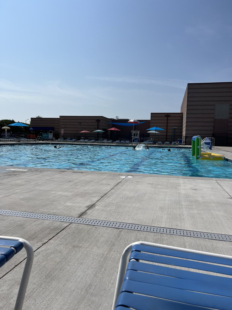 This is the only week all three of my kids are in day camp at the same time 🙌🏻 Enjoying some kid free time at the pool 😎