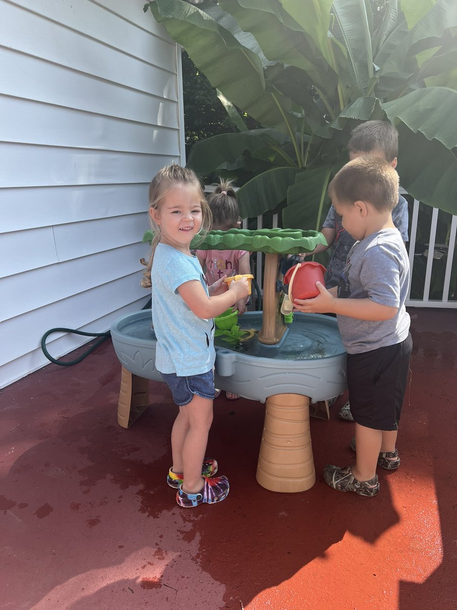VictoriaPavon98's tweet photo. Did some front porch sitting this morning while the kiddos played in water ☀️

#SCEsummerfunbingo https://t.co/tqaMjPw6xe