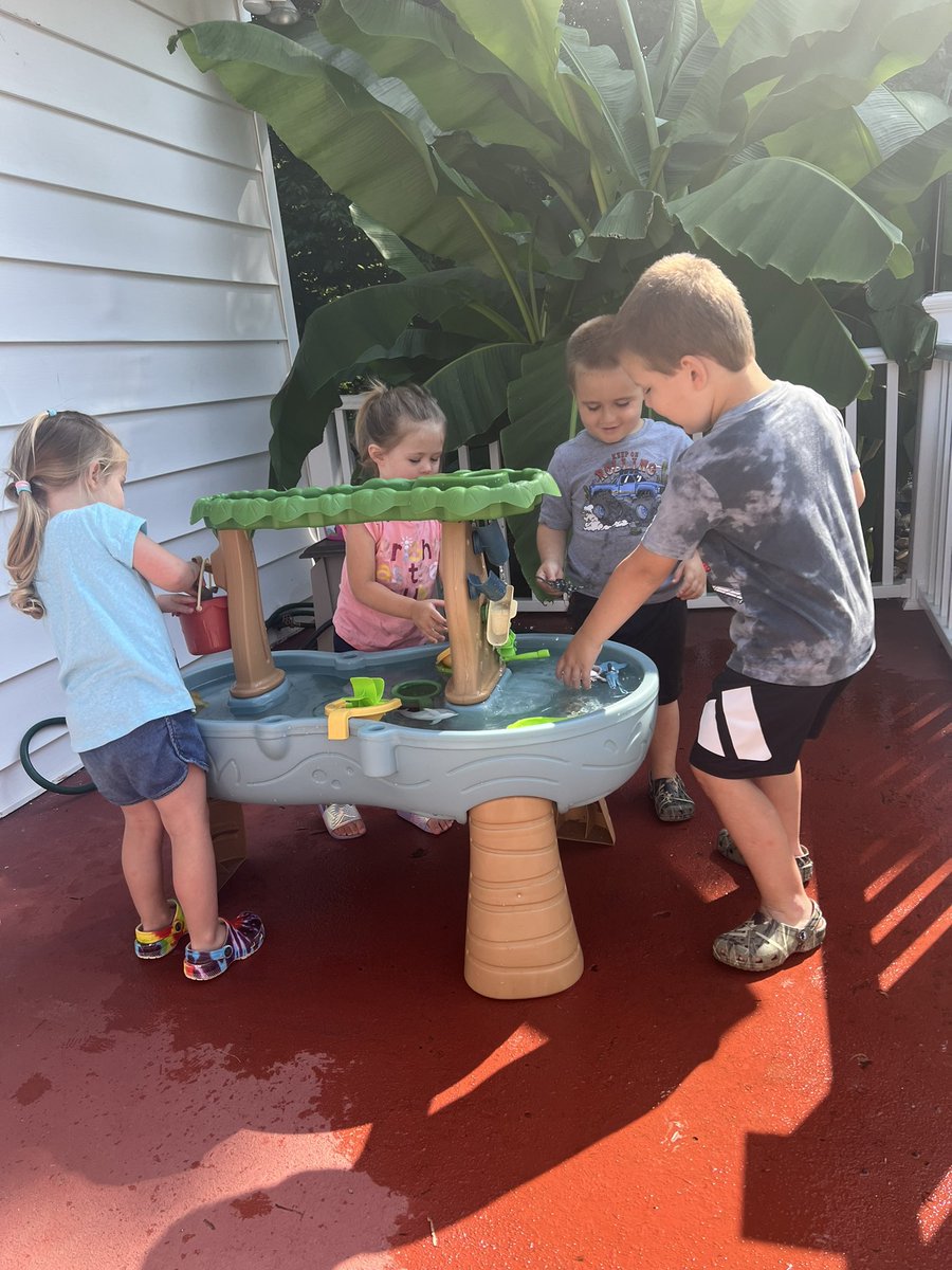 VictoriaPavon98's tweet photo. Did some front porch sitting this morning while the kiddos played in water ☀️

#SCEsummerfunbingo https://t.co/tqaMjPw6xe