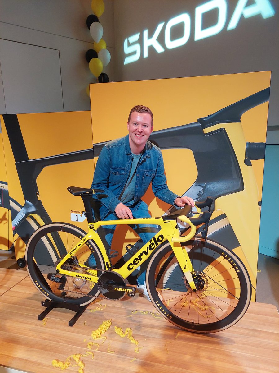 whizpr's tweet photo. Op uitnodiging van onze klant @Visma mocht Willem Roosjen vandaag de huldiging van tourwinnaar Jonas Vingegaard bijwonen in Move Amsterdam. Als tourliefhebber mocht een foto met zijn racefiets natuurlijk niet ontbreken. https://t.co/sseiRJCl6u