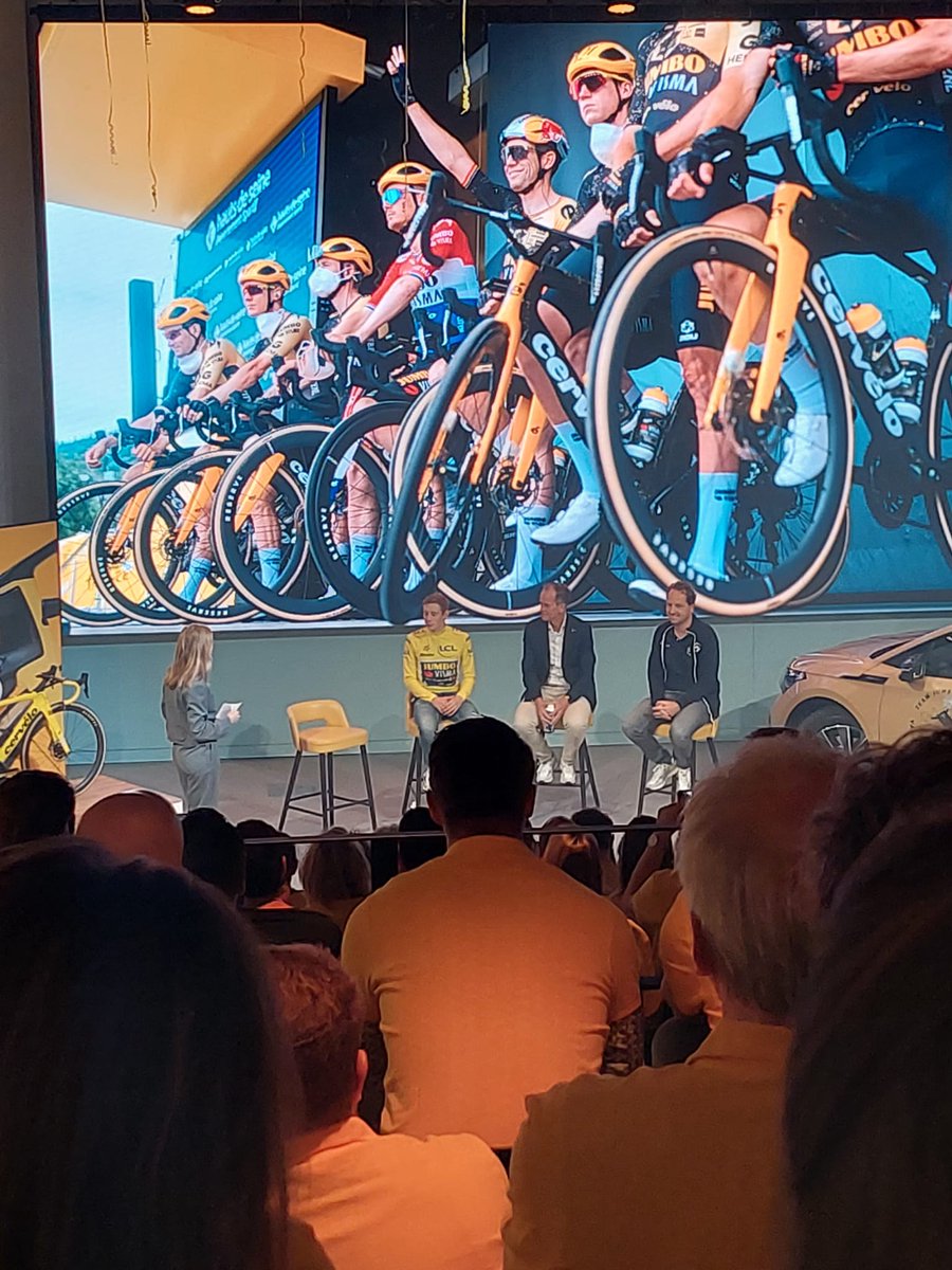 whizpr's tweet photo. Op uitnodiging van onze klant @Visma mocht Willem Roosjen vandaag de huldiging van tourwinnaar Jonas Vingegaard bijwonen in Move Amsterdam. Als tourliefhebber mocht een foto met zijn racefiets natuurlijk niet ontbreken. https://t.co/sseiRJCl6u