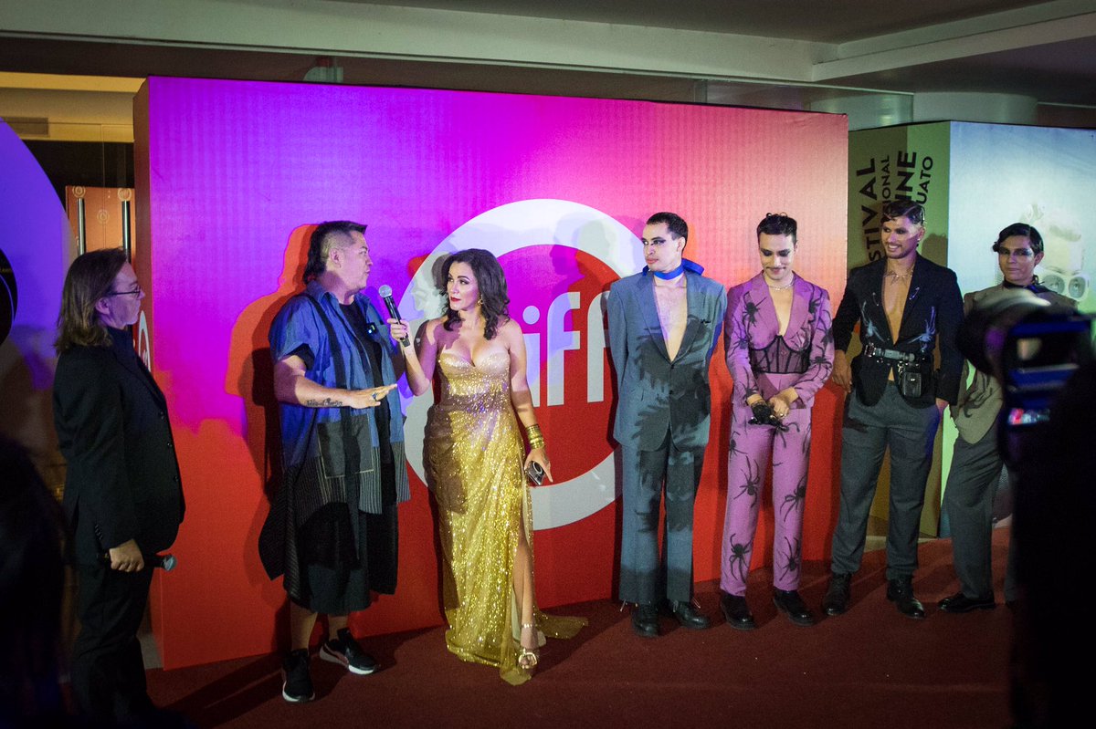 pacogranados's tweet photo. Justo a la mitad de @giffmx 🫶🫶🫶🫶 @SarahHochMex #projectGlamoure + #BJXMODA espacio de promoción para los diseñadores de #Guanajuato https://t.co/Y8ol2RgwyW