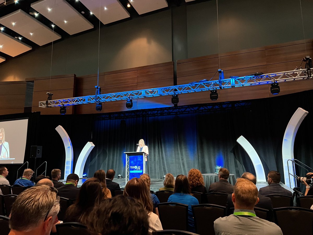 rebekahabarr's tweet image. What a welcome to #DSMUSA from @LoveDSM for the attendees of  #TechHubLIVE!! Now we are ready start the conference!! 👏