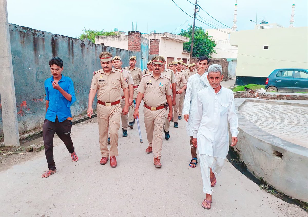 amrohapolice's tweet photo. #SP_ अमरोहा @langeh_ips के निर्देशन में थाना आदमपुर पुलिस द्वारा अपराध नियंत्रण एवं कानून एवं शान्ति व्यवस्था तथा आगामी मोहर्रम पर्व के दृष्टिगत थाना क्षेत्रान्तर्गत पैदल गश्त की गयी तथा ताजिये/जुलूस रूट मार्गों का निरीक्षण किया गया ।
#UPPolice
#FootPatrolling https://t.co/uTBvVPcNUR