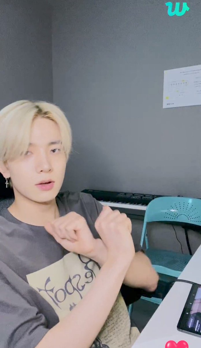 Franz_writes's tweet photo. @lolaamourmusic "LEE HEESEUNG" FROM ENHYPEN LISTENED TO YOUR SONG AGAIN "RAINING IN MANILA" THE COMMENTS WERE FULL OF RAINING IN MANILA REQUEST AND HEESEUNG NOTICED IT!! 

3/7 are down!!!!

🦌: "Ohhh its good"
🦌: "I like it" https://t.co/rXYlRJcPOB