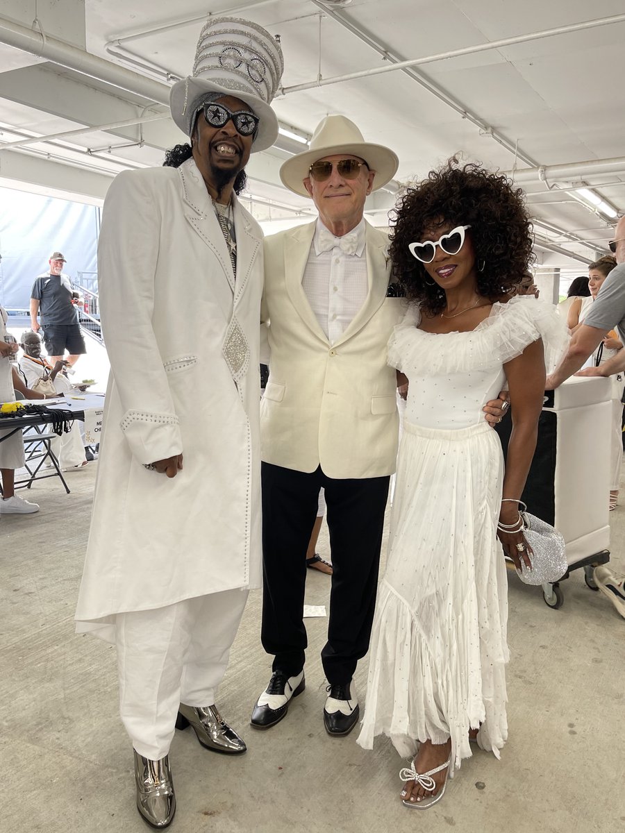 U can't handle the truth!🤔Maybe because u already know it.🫣That's why I know nothing but love...🥰
Bootsy Collins baby!!!🤩👀🫡Thx u <a href="/aliciareece/">alicia reece</a> for spearheading #CincinnatiBlackWalkofFame <a href="/ProcterGamble/">Procter & Gamble</a> #Funknotfight <a href="/LA_Reid/">LA Reid</a>