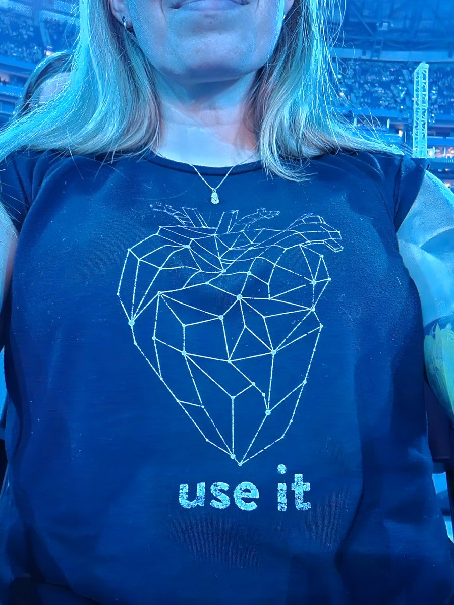 panko202's tweet photo. What do you do when your all time favorite artist only has one canadian show? Well, fly across the country of course and take your cousin to her first ever pink concert! @Pink you never disappoint, couldn't possibly have more love for you! @brandicarlile you killed it!! https://t.co/UddddMXBhB