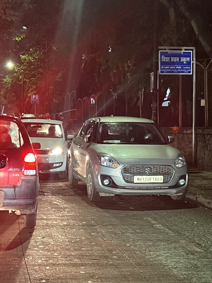 SKP_Official_'s tweet photo. Police Vehicle Parked in No Parking ! या साहेबांवर कारवाही होणार का ? सगळं Traffic जाम झालयं यांच्या बेजबाबदारपणामुळे. NO Parking चा दंड झालाच पाहिजे. MH12UF1808
स्थळ - माॅडेल काॅलनी, पुणे 
@Dev_Fadnavis @PuneCityPolice #Trafficpolice @mieknathshinde @AjitPawarSpeaks https://t.co/YRwekpMBC2