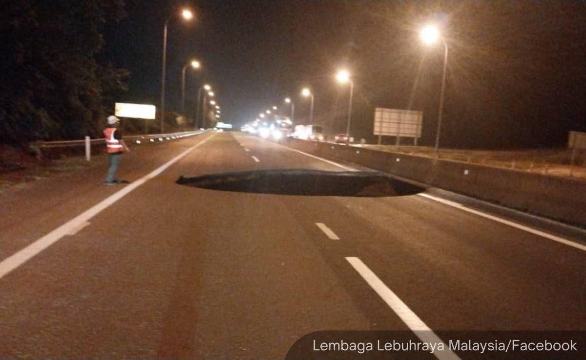 NewsBFM's tweet photo. A major sinkhole has been reported at KM66.1 of the KL-Karak Expressway.

“Semua lorong arah Timur dan Barat ditutup. Pengguna dinasihatkan untuk keluar ke Bandar Bentong,” Lembaga Lebuhraya Malaysia said in a Facebook post.

Heavy traffic has been reported in both directions. https://t.co/9QxjdufzUo