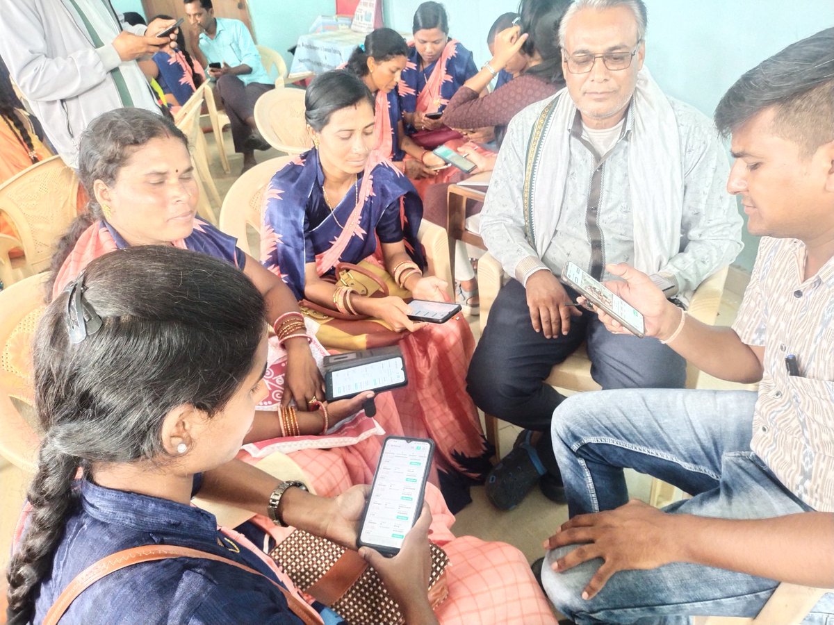 CDAONuapada's tweet photo. Digital Crop Survey Training for Surveyors of Nuapada block held on today at FIAC building Nuapada.Krushak sathi,CRP,Krushi Mitra were attended the training and demonstrations of mobile App .@DM_Nuapada @premcchaudhary @arvindpadhee @rajaaswain @rdmodisha https://t.co/KkBu6ufSgW