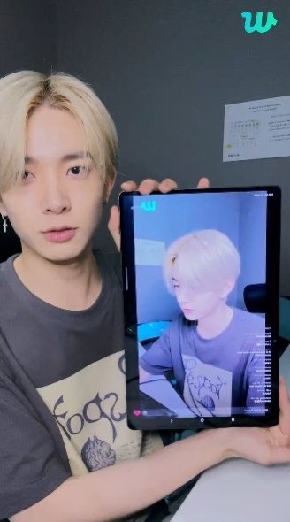 nishikuran's tweet photo. se supone que ellos utilizan ipads en sus lives pero de la nada saca su samsung tablet, cuándo sacan el comunicado de que son embajadores 😁 https://t.co/ALJ3KCPvAy