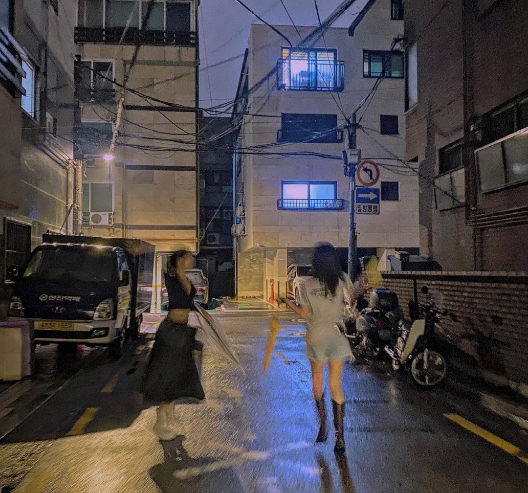 summerspoem's tweet photo. 230725  |  yeo_jooha instagram update

We are at the middle of this year, Middle of ‘nowhere’.
how ya doing all 💗

Me, i’m able to put up with this year
because of all ur lovings🎀

#여주하 #YEOJOOHA https://t.co/q7SucOjYNn