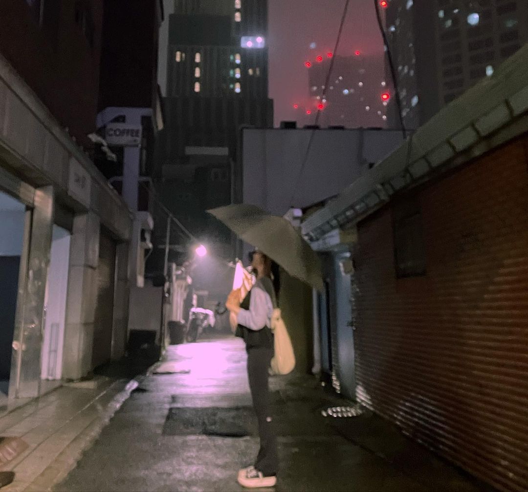 summerspoem's tweet photo. 230725  |  yeo_jooha instagram update

We are at the middle of this year, Middle of ‘nowhere’.
how ya doing all 💗

Me, i’m able to put up with this year
because of all ur lovings🎀

#여주하 #YEOJOOHA https://t.co/q7SucOjYNn