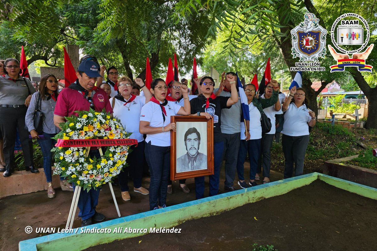 saamunanoficial's tweet photo. Dirigencia del SAAM, realiza entrega de ofrenda floral junto a trabajadores/as administrativos/as de las diferentes Facultades, Edificio Central y ECAV de UNAN-León conmemorando el 46 Aniv. del Tránsito a la Inmortalidad del Cro. Alí Abarca Meléndez  #4419VivaLaRevolución ❤️🖤✊🏼 https://t.co/FdndXtrGne