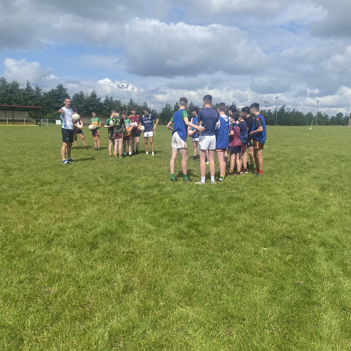 keane5_dillon's tweet photo. Day 2 of @annaduffgaa Athletic Development Camp:
A range of drills, skills and thought provoking tasks and challenges from todays guest coaches
Thanks to Michael Moyles &amp; Paul Killgallon for being todays guests speakers 🤝
@LeitrimGAA @LeitrimG @ConnachtGAA https://t.co/hvwXhmowAh