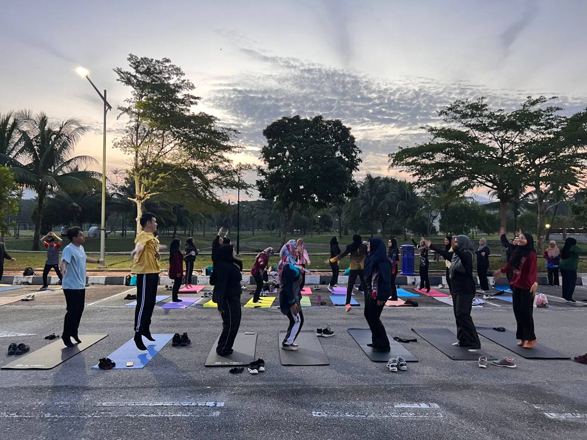 scdp_dosm's tweet image. 2. Senaman #fitDOSM dimulakan dengan Static Warm Up diikuti dengan;
i) Tabata exercise
ii) Zumba
iii) Cooling down