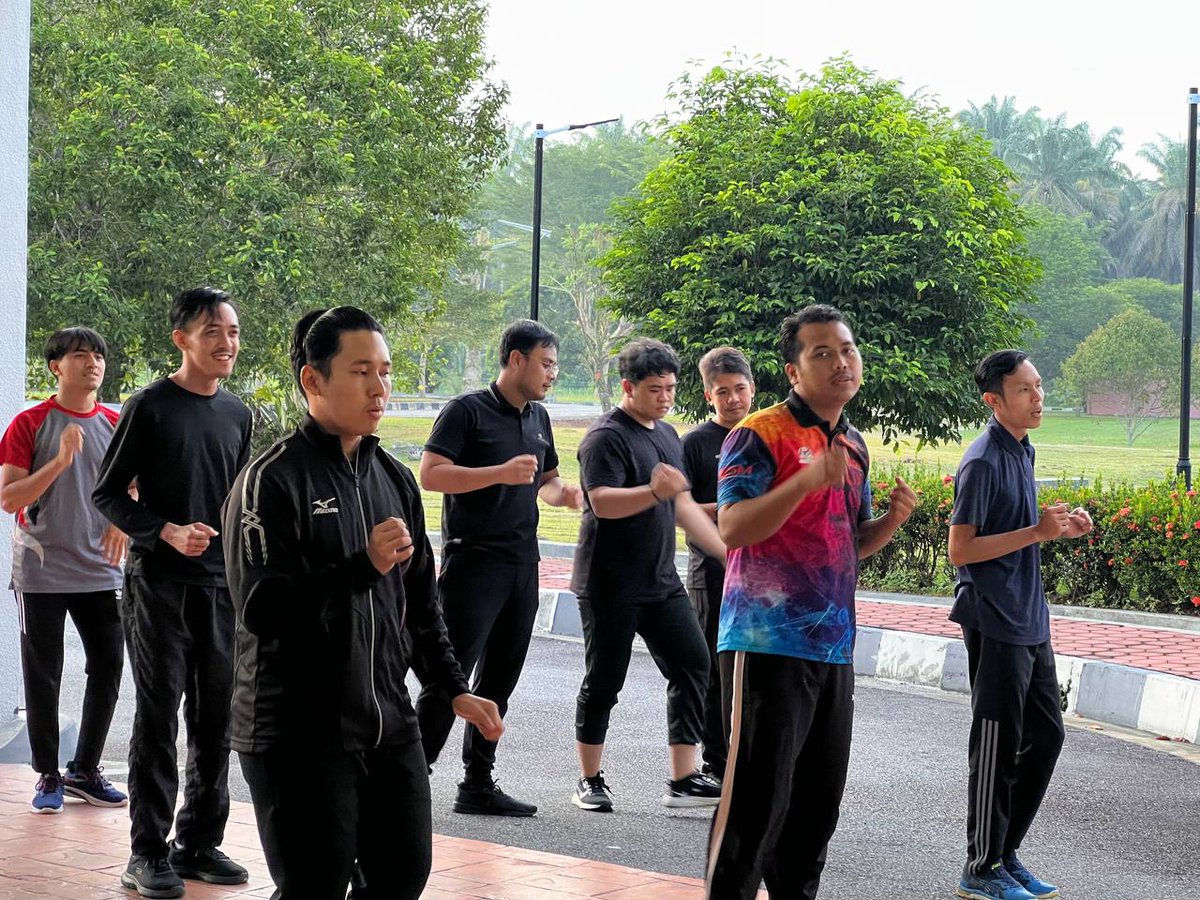 scdp_dosm's tweet image. 2. Senaman #fitDOSM dimulakan dengan Static Warm Up diikuti dengan;
i) Tabata exercise
ii) Zumba
iii) Cooling down