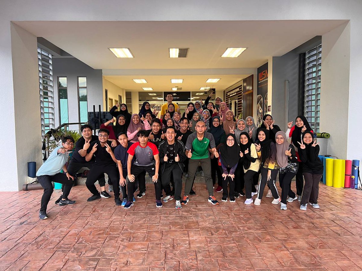 scdp_dosm's tweet image. 2. Senaman #fitDOSM dimulakan dengan Static Warm Up diikuti dengan;
i) Tabata exercise
ii) Zumba
iii) Cooling down