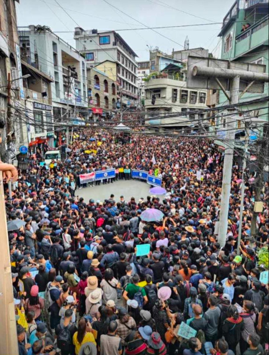 Choe_LeviOsa's tweet photo. On a bright, sunny and warm Tuesday, the brave folks of Mizoram, from toddlers to pensioners came out to show their support for the bereaved Zofate.
Shops closed down, people brought umbrellas and water bottles to beat the heat, but all persisted in the solidarity Kawngzaw. https://t.co/o4ZXInFtCK