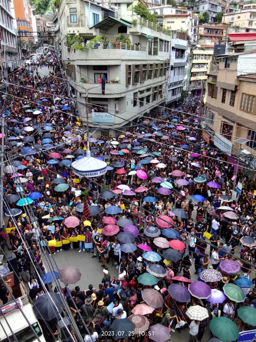 Choe_LeviOsa's tweet photo. On a bright, sunny and warm Tuesday, the brave folks of Mizoram, from toddlers to pensioners came out to show their support for the bereaved Zofate.
Shops closed down, people brought umbrellas and water bottles to beat the heat, but all persisted in the solidarity Kawngzaw. https://t.co/o4ZXInFtCK