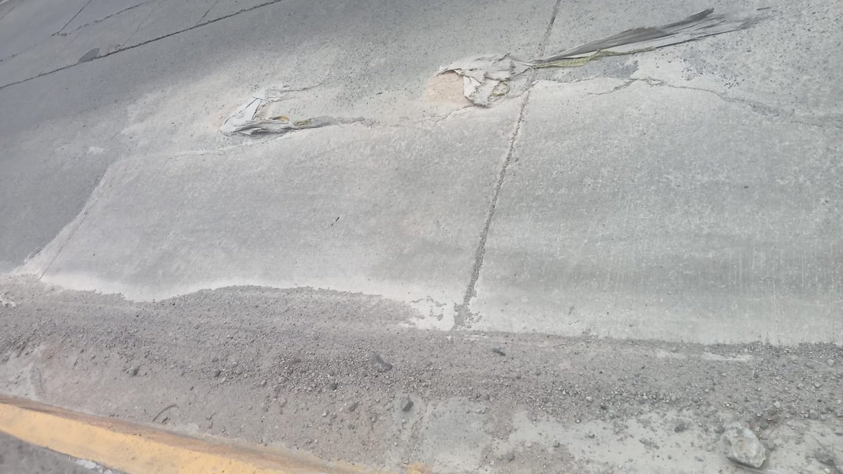 ArcosJardines's tweet photo. Después de la reparación sobre Av. Lázaro Cárdenas #3488 de hace 1 semana, no retiraron los escombros y costales y van varios autos con averías y 2 choques, será que puedan pasar a retirar lo más pronto posible.
@felixgastelum1 @GuadalajaraGob https://t.co/kKIdJL41QZ
