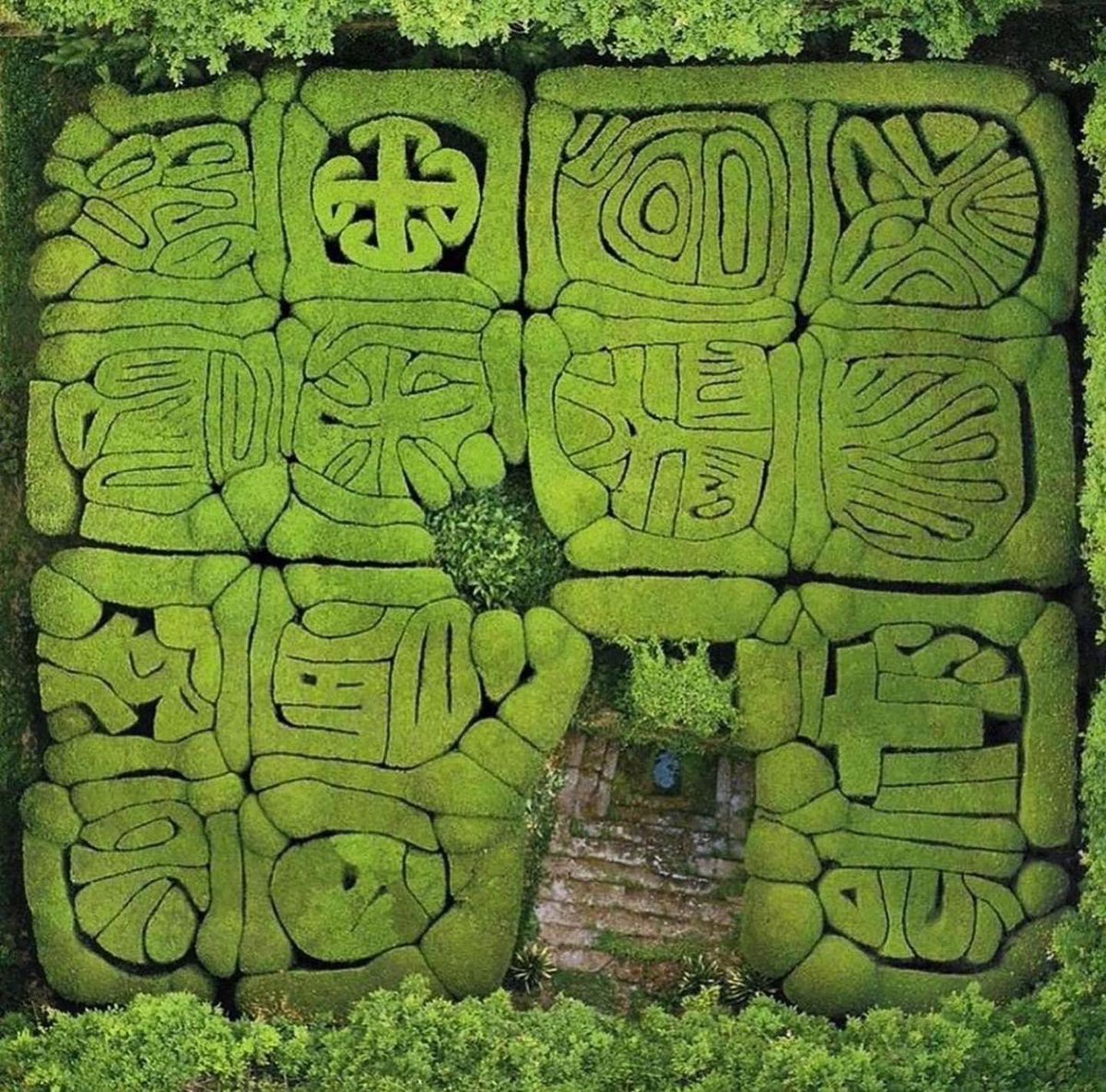 cmonica75's tweet image. Plantés il y a 400 ans, ces bois à Pazo de San Lorenzo à Saint-Jacques de Compostelle, en Espagne, forment l'un des plus vieux labyrinthes allégoriques au monde.

#maze #topiary #boxwood #garden #allegoricalmaze