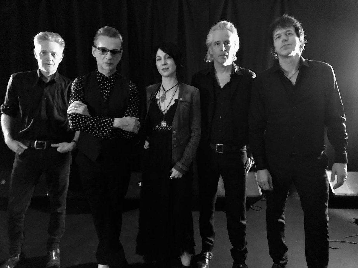 In London for the “Mother of Earth" film clip during the <a href="/depechemode/">Depeche Mode</a> ‘Momento Mori’ World Tour.

L2R Ian White, Dave Gahan, Suzie Stapleton, James Johnston, Gavin Jay 🖤

#TheJeffreyLeePierceSessionsProject

WATCH FILM CLIP linktr.ee/SuzieStapleton

#DepecheMode #DaveGahan