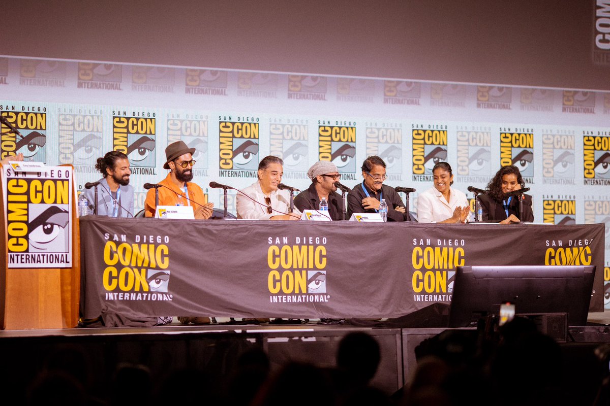 VyjayanthiFilms's tweet photo. Kaptured in the moment, @Comic_Con  😍

Watch #Kalki2898AD Glimpse here: https://t.co/3vkH1VpZgP 

#Prabhas @SrBachchan @ikamalhaasan
@deepikapadukone @nagashwin7 @Music_Santhosh
@VyjayanthiFilms @Kalki2898AD https://t.co/XfXA4C29wf