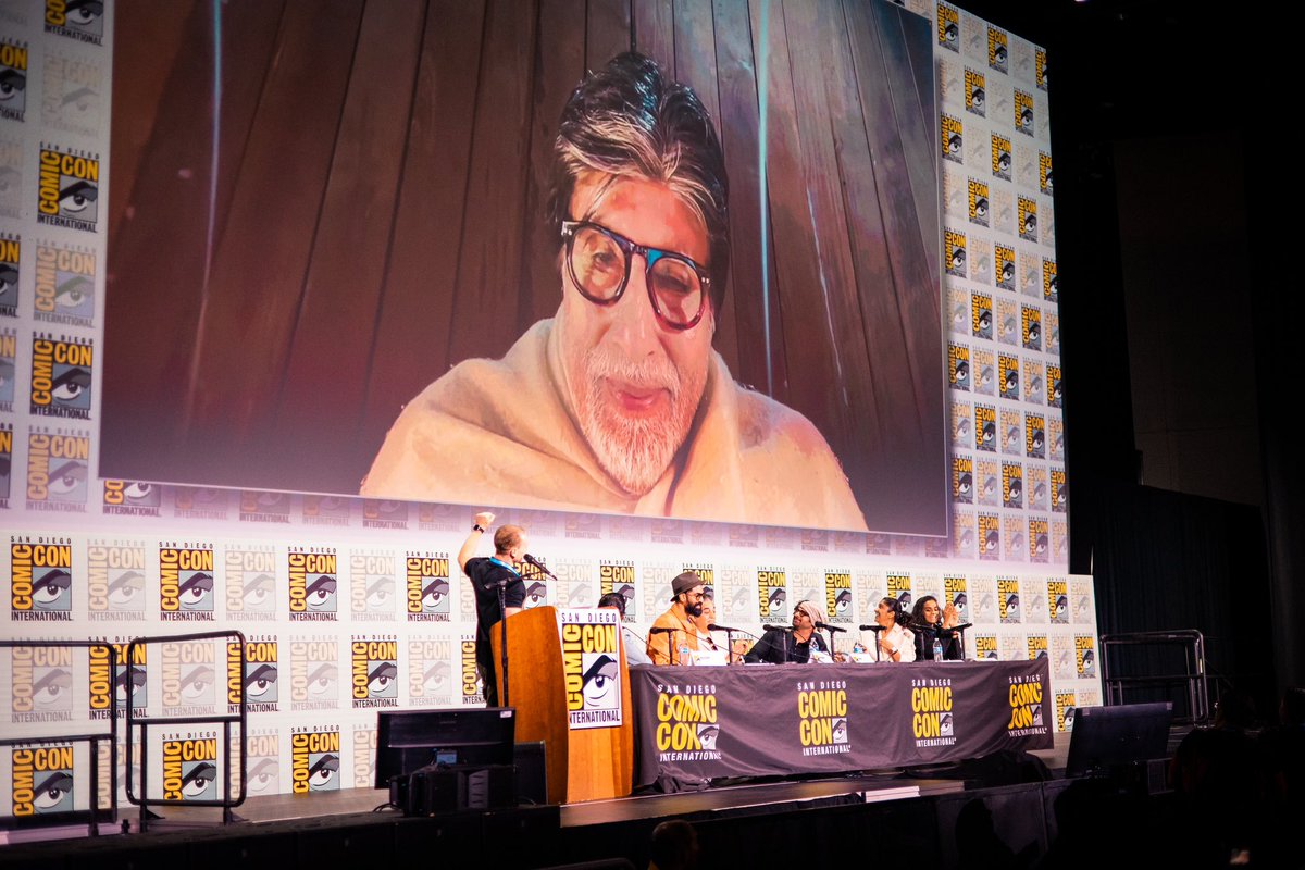 VyjayanthiFilms's tweet photo. Kaptured in the moment, @Comic_Con  😍

Watch #Kalki2898AD Glimpse here: https://t.co/3vkH1VpZgP 

#Prabhas @SrBachchan @ikamalhaasan
@deepikapadukone @nagashwin7 @Music_Santhosh
@VyjayanthiFilms @Kalki2898AD https://t.co/XfXA4C29wf