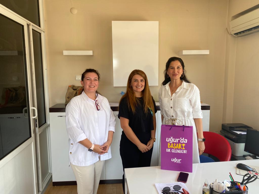 YAZ DÖNEMİ VELİ İŞYERİ ZİYARETLERİMİZ DEVAM EDİYOR
Yaz döneminde de velilerimizle buluşmaya devam ediyoruz. Bugün Limoncu Ltd. Şirketi sahibi  velimiz Gülhan ÖZKAN’a misafir olduk. Velimizin misafirperverliğine ve sohbetlerine teşekkür ederiz.💜 #UğurluOlmak