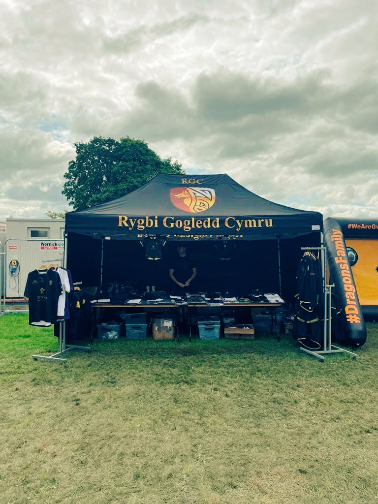Wythnos yma rydyn ni yn Sioe Frenhinol Cymru gyda digon o farchnadaeth ar werth. Dewch draw a dweud 👋

We are at the Royal Welsh Show this week, plenty of  merchandise onsale. Come and say 👋