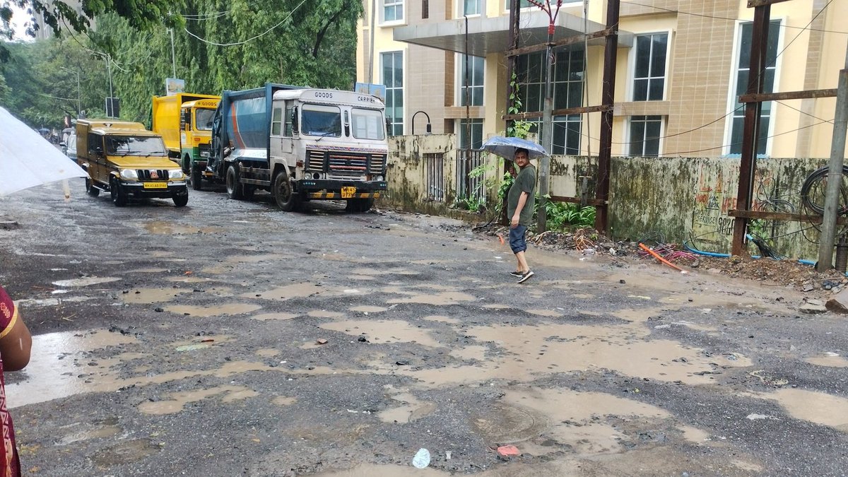 Dear <a href="/TMCaTweetAway/">Thane Municipal Corporation - ठाणे महानगरपालिका</a> is this how Thane City's unofficial Commercial District is treated? The Lodha I Think, TCS road near Vasant Lawns area, Majiwada is surely disappointing, <a href="/TCS/">Tata Consultancy Services</a> if possible please donate some money to TMC for repairing road. #thane #mumbai