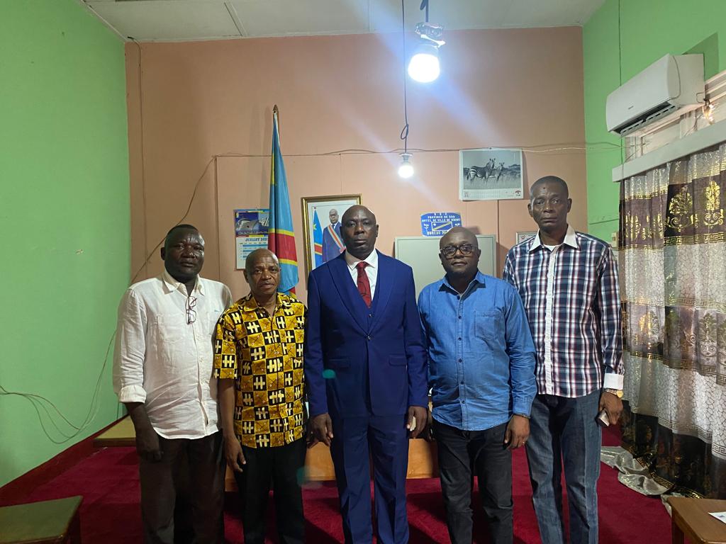 InadesRDCongo's tweet photo. Poursuite par l'#INADES de la mission de suivi des activités exécutées par l'#OSC #LIDEPROV dans la province du #Kwilu dans le cadre du projet #PARC_RDC financé par #UE : Présentation des civilités à Mr le Maire de la Ville de #Kikwit. #PARC @UEenRDC @eu_eeas @Jmchataigner https://t.co/mLbIgDnnzU
